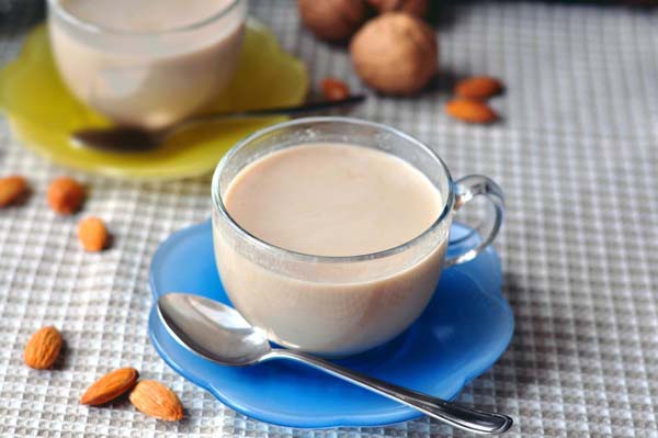 cách làm sữa óc chó hạnh nhân đậu đen cho bé